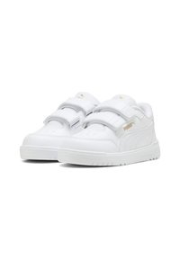 Sneakers bianchi con una tomaia in pelle liscia e pulita, doppie fascette in Velcro, collo imbottito e suola in gomma testurizzata. Dettaglio con logo dorato.