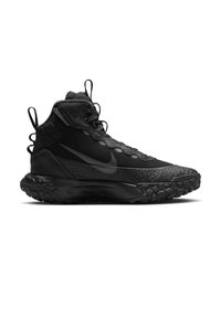 Zapatilla alta negra de Nike con suela texturizada, tiradores y logo Swoosh visible, diseñada para su uso al aire libre.