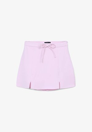 Heller rosa Rock mit einem Kordelzugbund, zwei vorderen Schlitzen und einer glatten Textur. Schlichtes Design ohne zusätzliche Verzierungen oder Muster.