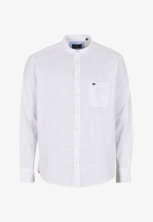 Valge pika varrukaga särk mandariinikaelusega, millel on nööbid ja väike rinnaesine tasku, millel on tikandiga puu disain.