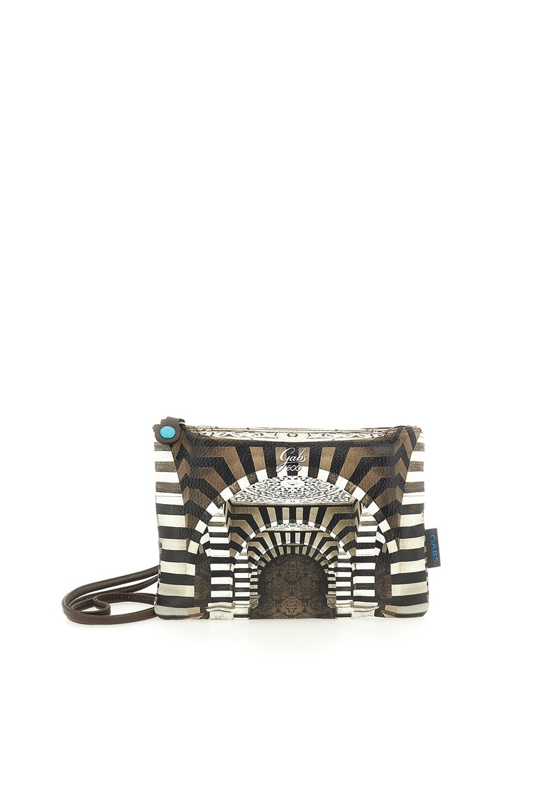 Borsa compatta a tracolla con motivo ad arco a righe bianche e nere, tracolla marrone e dettaglio del bottone blu su sfondo bianco.