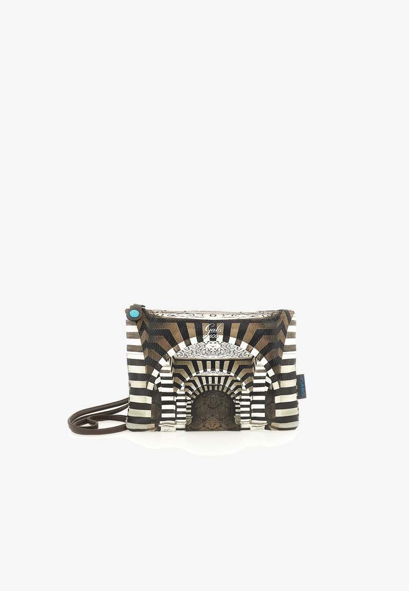 Borsa compatta a tracolla con motivo ad arco a righe bianche e nere, tracolla marrone e dettaglio del bottone blu su sfondo bianco.