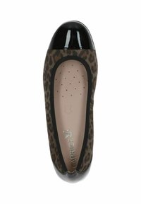 Ballerine con tomaia a stampa leopardata, punta in pelle verniciata nera e suola interna beige morbida con perforazioni per la traspirazione.
