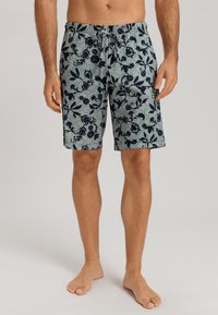 Herrsim shorts i ett blommönster med en blå-grön bakgrund. Har en dragsko i midjan och knälång passform. Lättviktigt tyg.