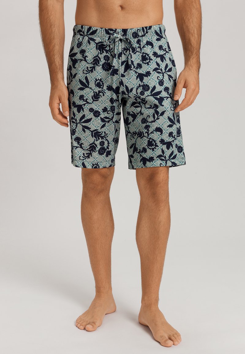 Herrsim shorts i ett blommönster med en blå-grön bakgrund. Har en dragsko i midjan och knälång passform. Lättviktigt tyg.
