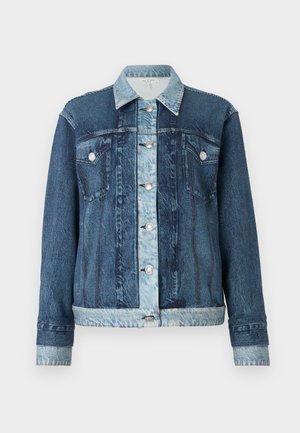 Jachetă din denim cu design bicolor, având secțiuni în tonuri de albastru închis și deschis, nasturi argintii și două buzunare la piept. Guler clasic și cusături detaliate.