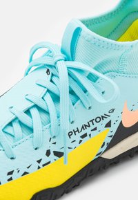 Nike Performance JR PHANTOM GT2 ACADEMY DYNAMIC FIT TF UNISEX - Botas de futebol para piso sintético - glacier ice/black/yellow strike