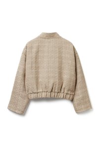 Béžová zkrácená bunda z texturované tkaniny s širokými rukávy a staženým lemem, s jemným mřížkovým vzorem po celém povrchu.