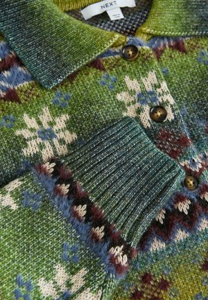 Zielony sweter kardigan z wzorzystym wzorem. Posiada kołnierz, zapięcie na guziki, prążkowane mankiety oraz faktury w kolorach niebieskim, kremowym i burgundowym.