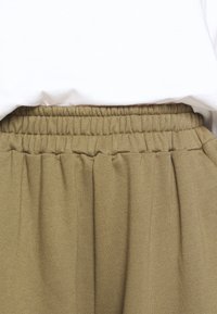 DESIGNERS REMIX Pantalones deportivos - olive