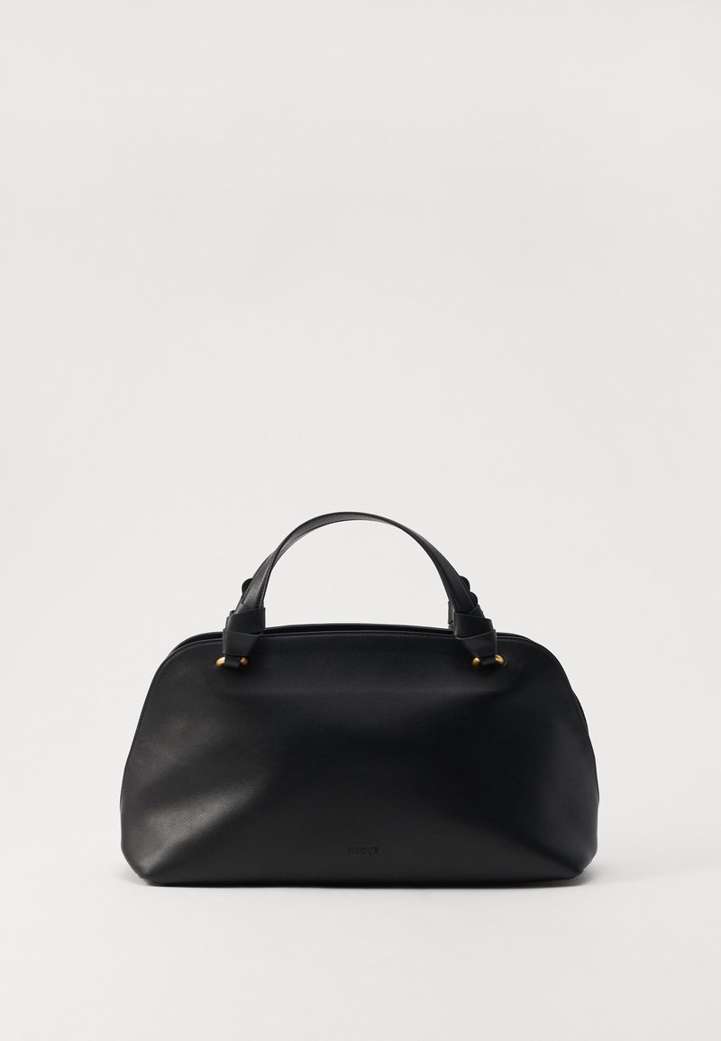 Melna ādas rokassoma ar noapaļotu formu, diviem augšējiem rokturiem un maigiem zelta toņa metāla akcentiem. Gluda tekstūra ar minimālu zīmola attēlošanu.