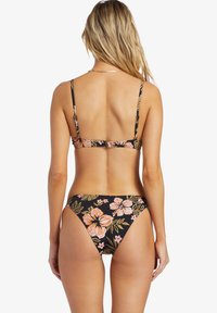 Blommig bikini-set med svart bakgrund och rosa samt gröna blommönster. Justerbara axelband och spänne på baksidan.