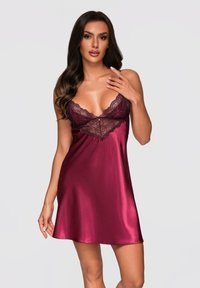 Burgundy satin nattsärk med spetsdetaljer på bysten, justerbara axelremmar och en flödande A-linjeform. Slät textur och dekorativt frontknappläge.