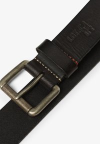 Czarny skórzany pasek z srebrną klamrą metalową. Posiada teksturowaną klamrę oraz brązowe przeszycia na skórze z wytłoczeniem "LOT 54."