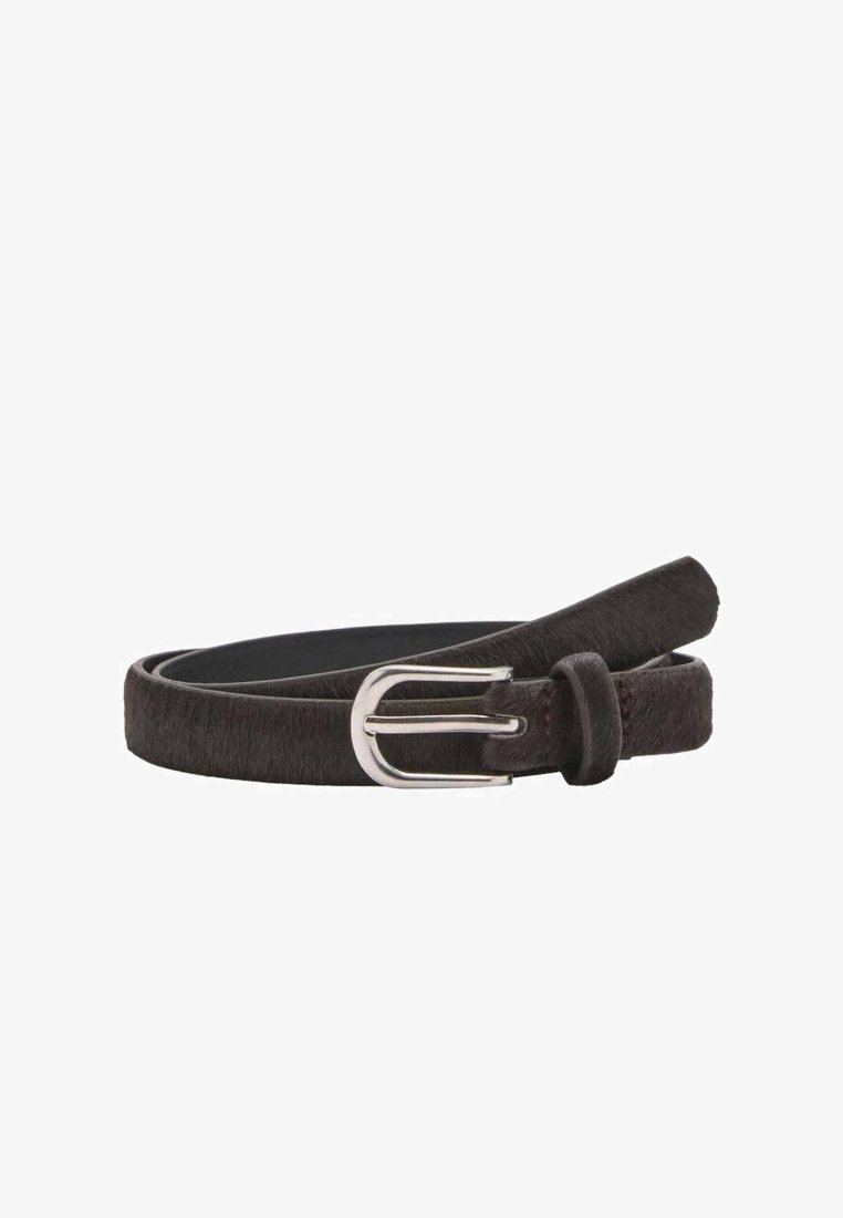 Ceinture fine en cuir brun foncé avec boucle en métal argenté, enroulée sur un fond blanc.