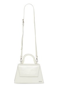 Hvit skinnveske med en strukturert design, flat frontlomme, topphåndtak og avtakbar crossbody-reim. Detaljer i sølvfarge.