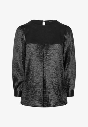 Zwarte blouse van een glanzende, gestructureerde stof. Heeft lange mouwen, een ronde halslijn en een kleine opening met sleutelgat aan de achterkant. Eenvoudig ontwerp.