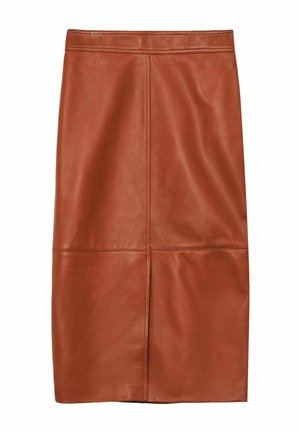 Barna műbőr térdig érő ceruzaszoknya látható függőleges és vízszintes varrásokkal, sima textúrával és testre szabott derékpánttal.