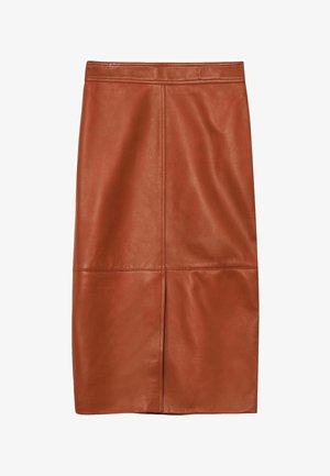 Brūna mākslīgās ādas ceļa garuma zīmuļsvārki ar redzamām vertikālām un horizontālām šuvēm, gluda tekstūra un pieguļoša vidukļa josla.