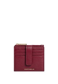 Portafoglio in pelle bordeaux con finitura testurizzata, multiple slot per carte, un compartimento centrale con zip e un accento con logo dorato.