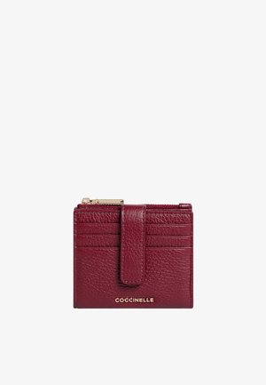 Portafoglio in pelle bordeaux con finitura testurizzata, multiple slot per carte, un compartimento centrale con zip e un accento con logo dorato.