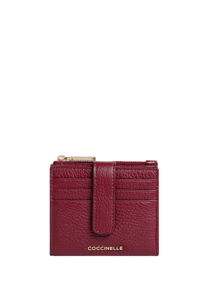 Portafoglio in pelle bordeaux con finitura testurizzata, multiple slot per carte, un compartimento centrale con zip e un accento con logo dorato.