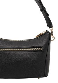 Borsa a tracolla in pelle nera con finitura testurizzata, cerniere dorate e forma curva. Dotata di una tracolla removibile e dettagli metallici.