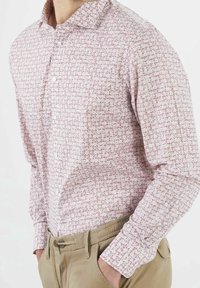 Langarmshirt met een roze en witte geometrische print, gemaakt van lichte stof, met een knoopsluiting en een slim fit.