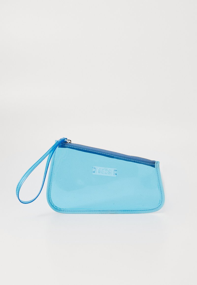 Pochette trasparente blu realizzata in materiale lucido, con chiusura a zip dotata di un tirante blu e di un cinturino da polso, superficie liscia, bordi arrotondati.