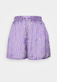 Violetit shortsit, joissa vaaleanvihreitä epäsäännöllisiä kuvioita, joustava vyötärönauha ja hopeinen ketjuyksityiskohta keskellä edessä.