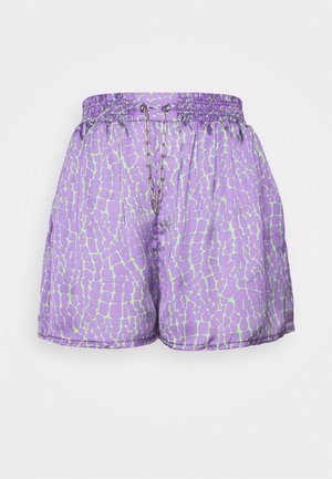 Fioletowe spodenki z nieregularnymi jasnooliwkowymi wzorami, elastycznym pasem i srebrnym łańcuszkiem z przodu na środku.