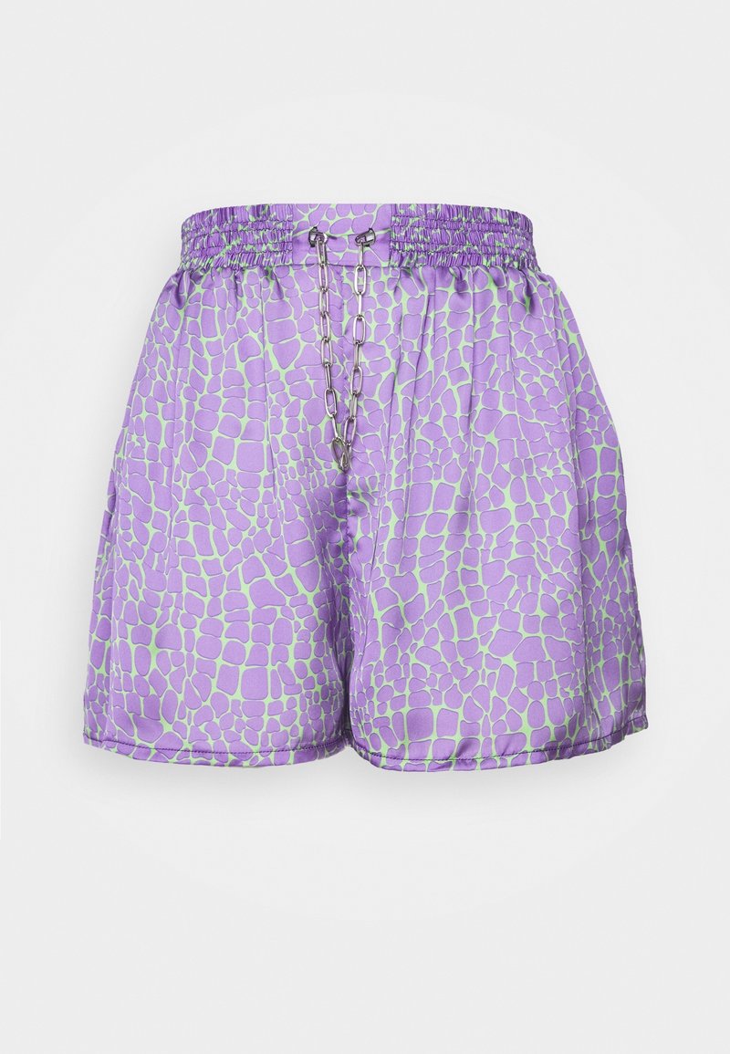 Violetit shortsit, joissa vaaleanvihreitä epäsäännöllisiä kuvioita, joustava vyötärönauha ja hopeinen ketjuyksityiskohta keskellä edessä.