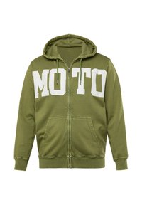 Sudadera con cremallera de color verde olivo con gran texto blanco "MOTO" en el pecho, capucha con cordón y dos bolsillos frontales. Textura suave, diseño casual.