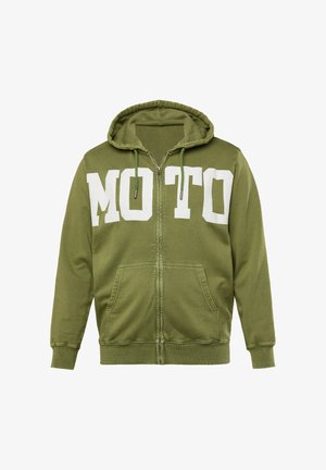 Olivengroen zip-up hoodie met grote witte "MOTO" tekst op de borst, trekkoordcapuchon en twee voorzakken. Zachte textuur, casual ontwerp.