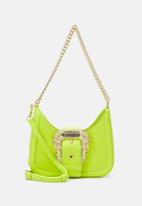 Neonowo zielona skórzana torebka na złotym łańcuszku z ozdobną złotą klamrą z wygrawerowanym logo "Versace Jeans Couture".