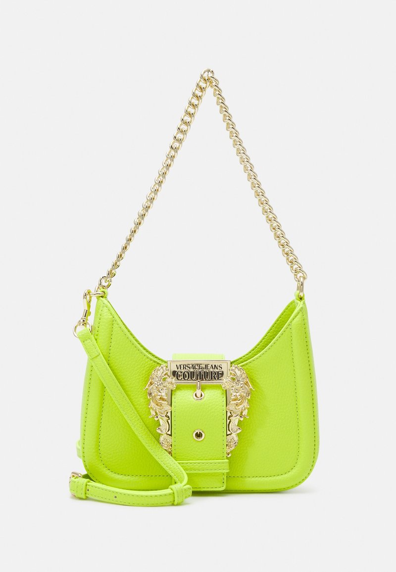 Neonowo zielona skórzana torebka na złotym łańcuszku z ozdobną złotą klamrą z wygrawerowanym logo "Versace Jeans Couture".