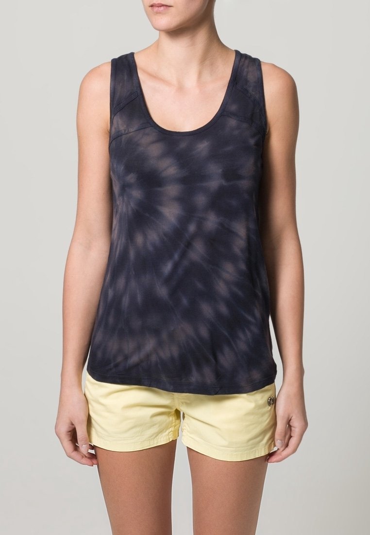 Námořnická tílko s nekonečným designem, kulatým výstřihem a bezrukávovým střihem, vyrobené z měkkého materiálu; v kombinaci se žlutými šortkami s malým logem.