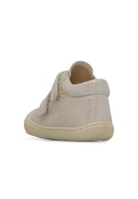 Beige peuterschoenen met een gestructureerd oppervlak, voorzien van een klittenbandsluiting, een ronde neus en een flexibele crèmekleurige rubberen zool.