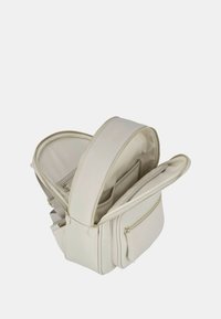 Borsa sintetica bianca con un design strutturato, più compartimenti con zip e dettagli in hardware dorato. Texture liscia con ampio spazio di archiviazione.