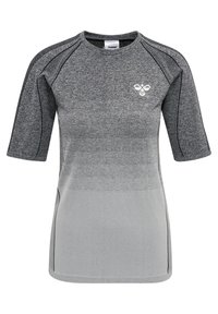 Szara sportowa koszulka z krótkim rękawem i okrągłym dekoltem, ozdobiona poziomymi paskami oraz małym logo na piersi. Wykonana z lekkiego, oddychającego materiału.