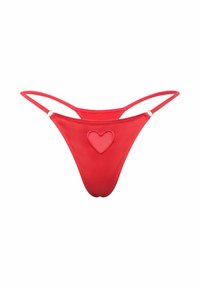 String rouge en tissu lisse, avec un détail en forme de cœur découpé à l'avant et de fines bretelles ajustables.