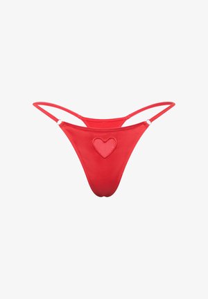String rouge en tissu lisse, avec un détail en forme de cœur découpé à l'avant et de fines bretelles ajustables.
