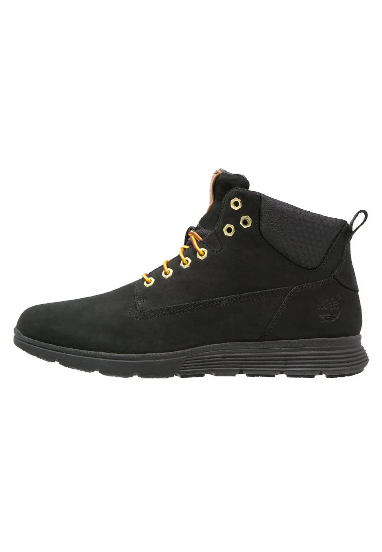Botas de tobillo de ante negro con ojales dorados, cordones naranjas, tela negra texturizada en el cuello y una suela gruesa de goma.