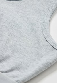 Hellgraues Tanktop aus weicher Baumwollmischung, mit rundem Ausschnitt und glatter Textur. Einfaches Design ohne Muster oder Akzente.