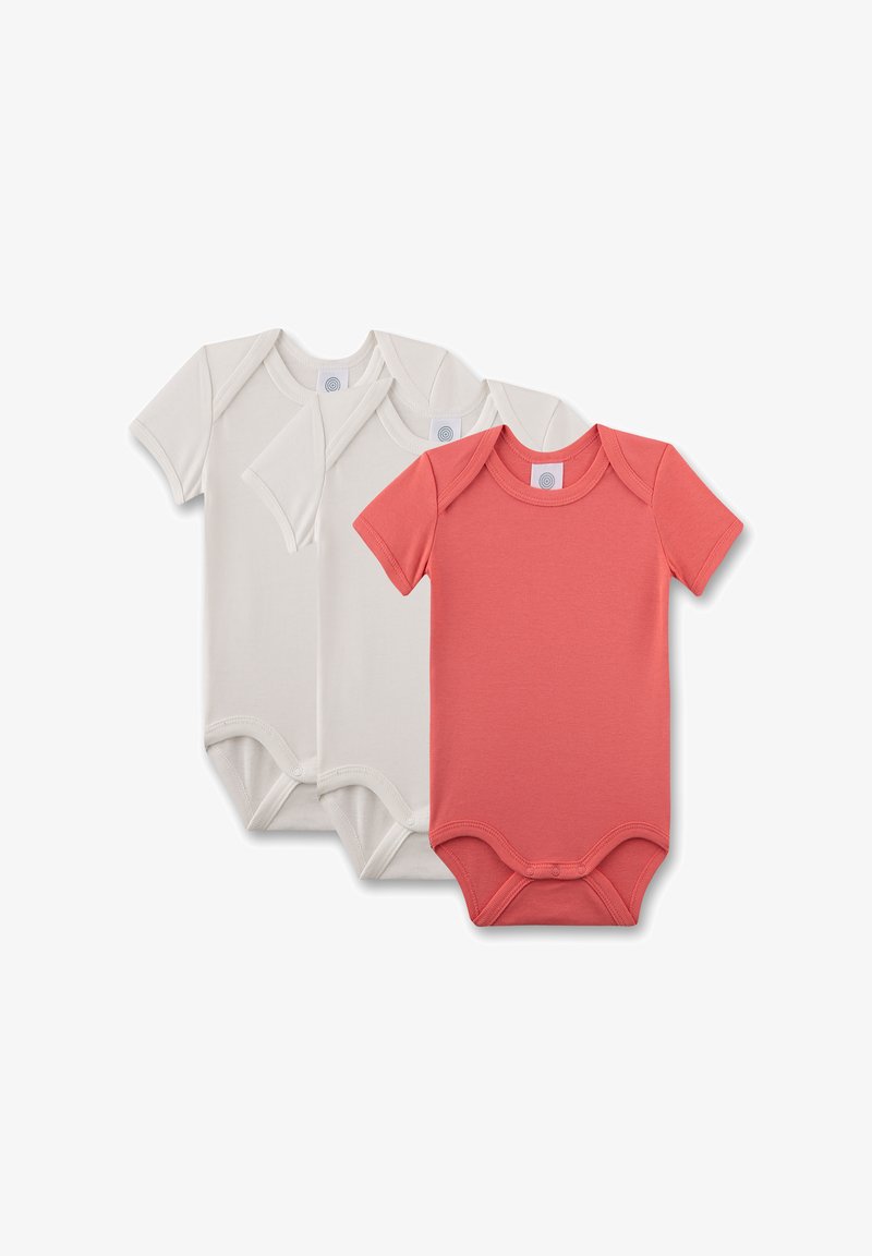 Set aus drei kurzärmeligen Bodys in Weiß und Koralle, aus weicher Baumwolle gefertigt, mit Druckknopfverschlüssen und überlappenden Schulterdesigns.