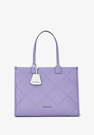 Fioletowa skórzana torba na ramię z diamentowym wzorem, dwie długie rączki i biała etykieta z wytłoczonym brandingiem "Karl Lagerfeld". Gładka tekstura.