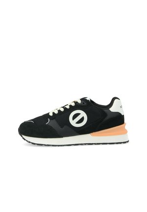 Chaussures de sport noires avec un mélange de matériaux en maille et en daim, lacets crème, un accent de logo blanc et un talon orange texturé.