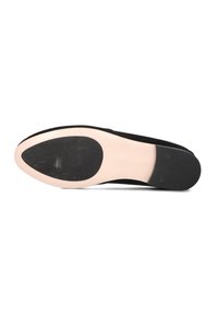 Zwarte suede platte schoen met een ronde neus en een gladde afwerking. Dunne rubberen zool met een licht getextureerde, matte zwarte hakaccent.