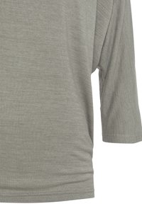 Grijs, kort mouwen shirt gemaakt van zacht, gestructureerd stof met een losse pasvorm. Het ontwerp heeft een geribd patroon en een ronde halslijn.
