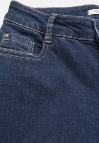 Mörkblå denimjeans med femfickorsdesign, synlig sömnad, knapp- och dragkedjeslutning samt en slät textur.
